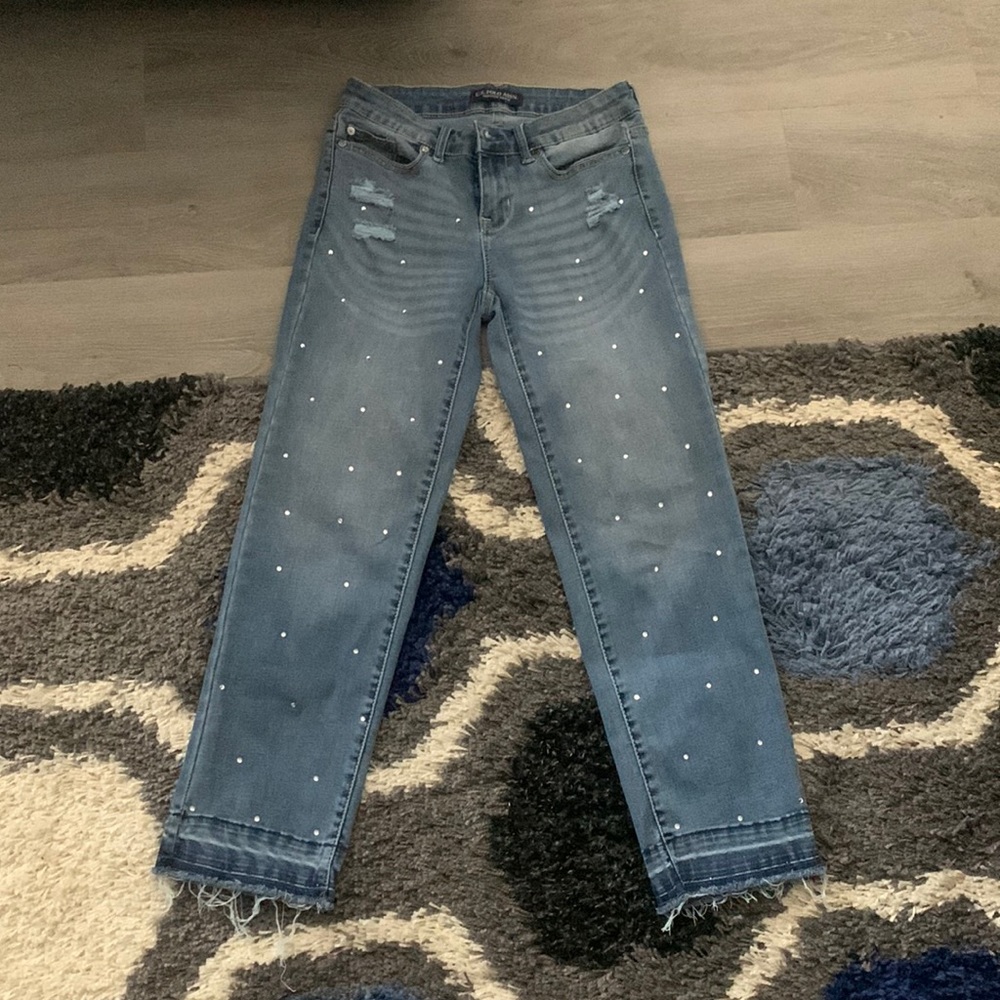 Blue jeans with engraved gems in the jeans